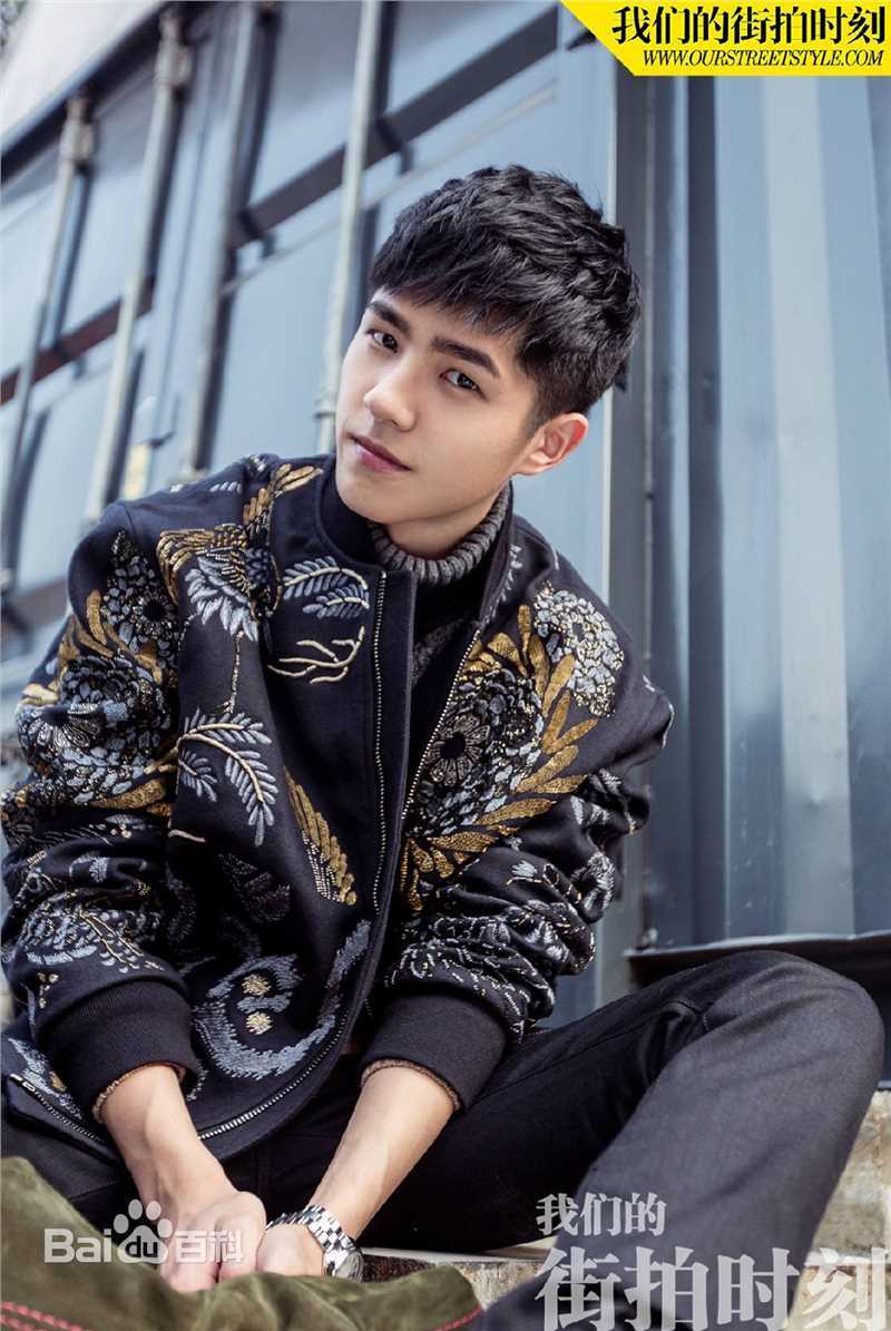 刘昊然街拍时刻生活照