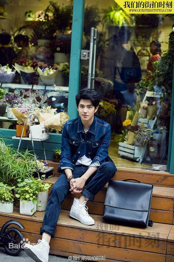 刘昊然街拍时刻生活照