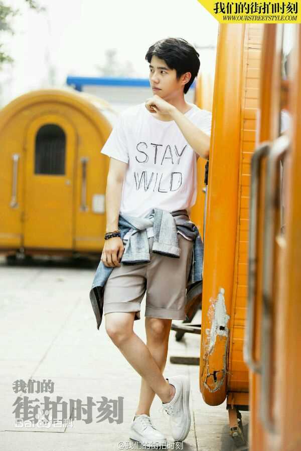 刘昊然街拍时刻生活照