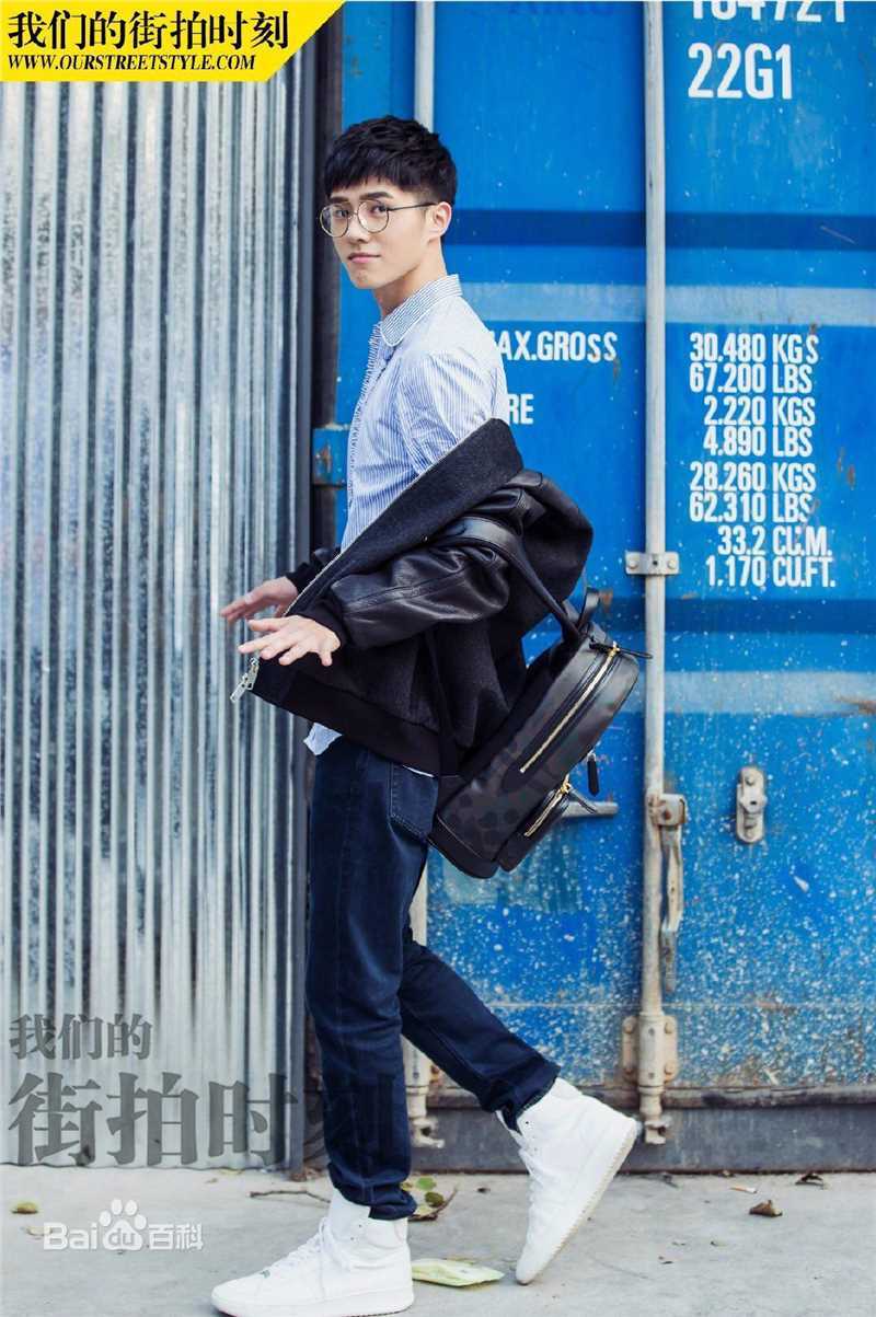 刘昊然街拍时刻生活照