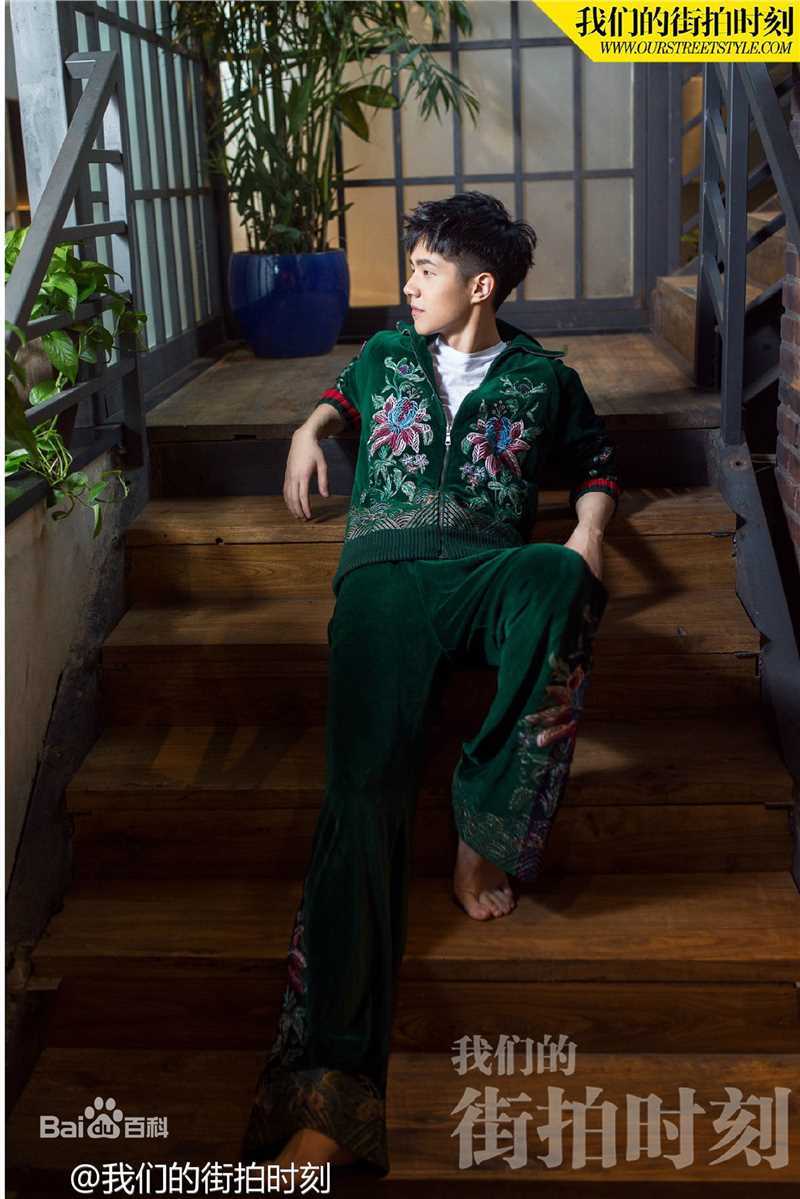 刘昊然街拍时刻生活照