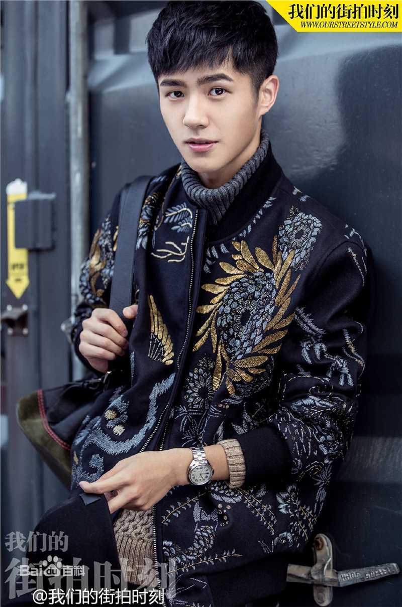 刘昊然街拍时刻生活照