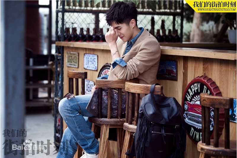 刘昊然街拍时刻生活照