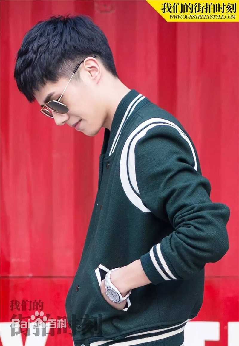刘昊然街拍时刻生活照