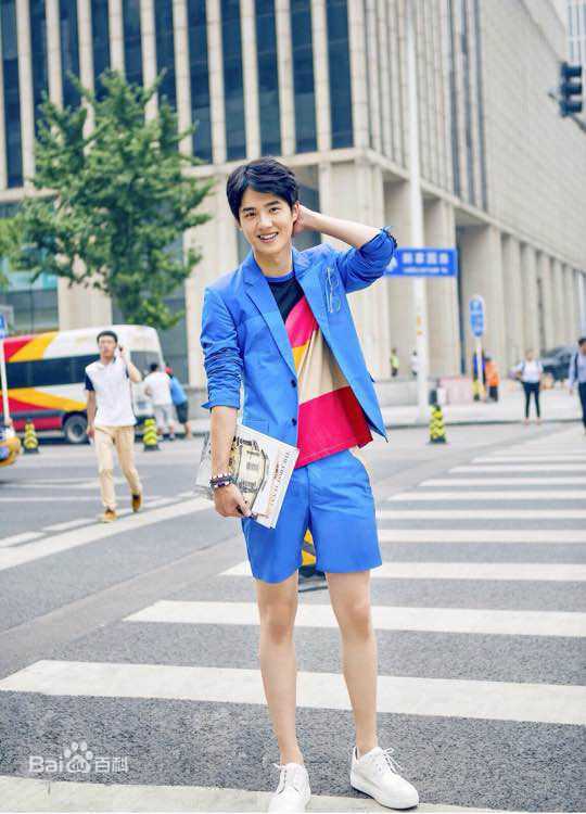 刘昊然街拍时刻生活照