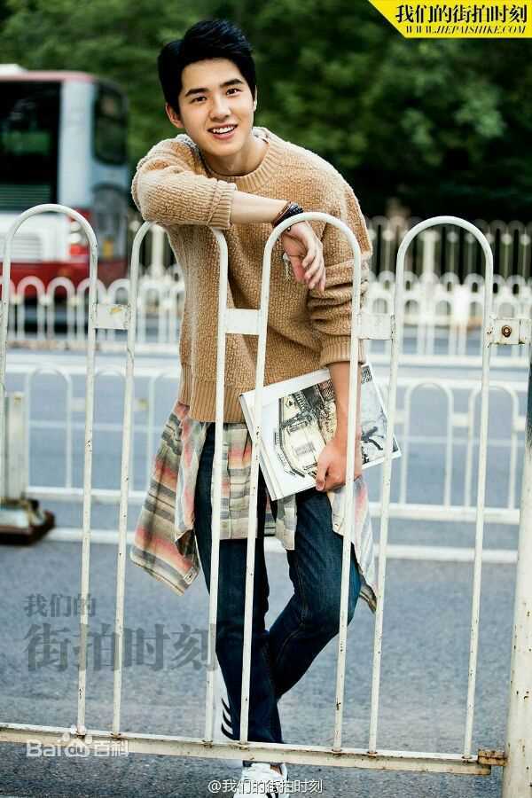 刘昊然街拍时刻生活照