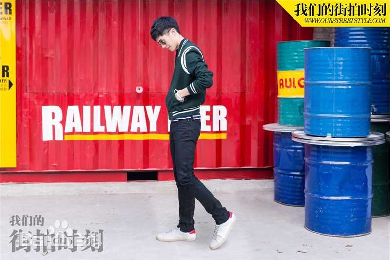 刘昊然街拍时刻生活照