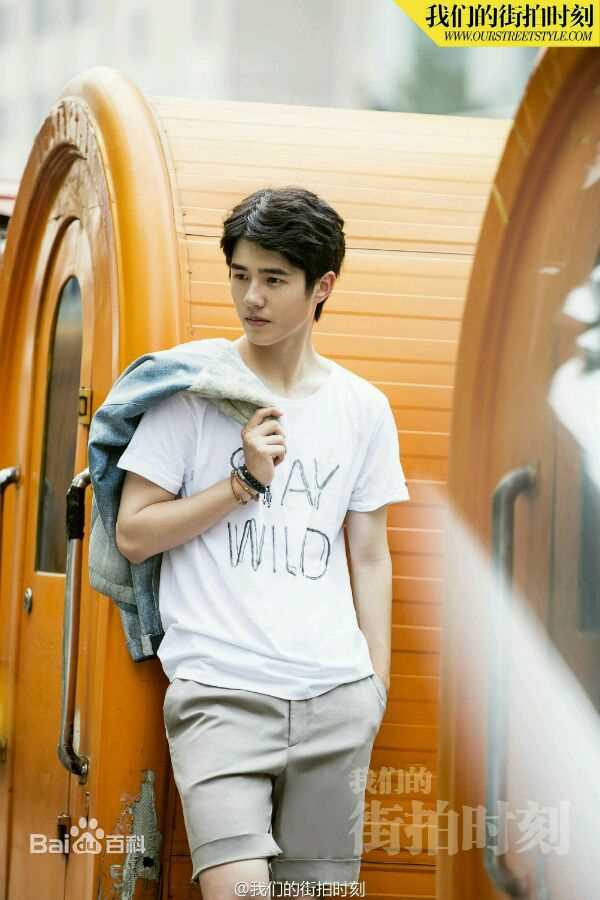 刘昊然街拍时刻生活照