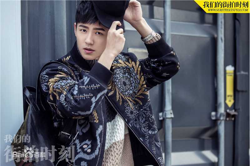 刘昊然街拍时刻生活照