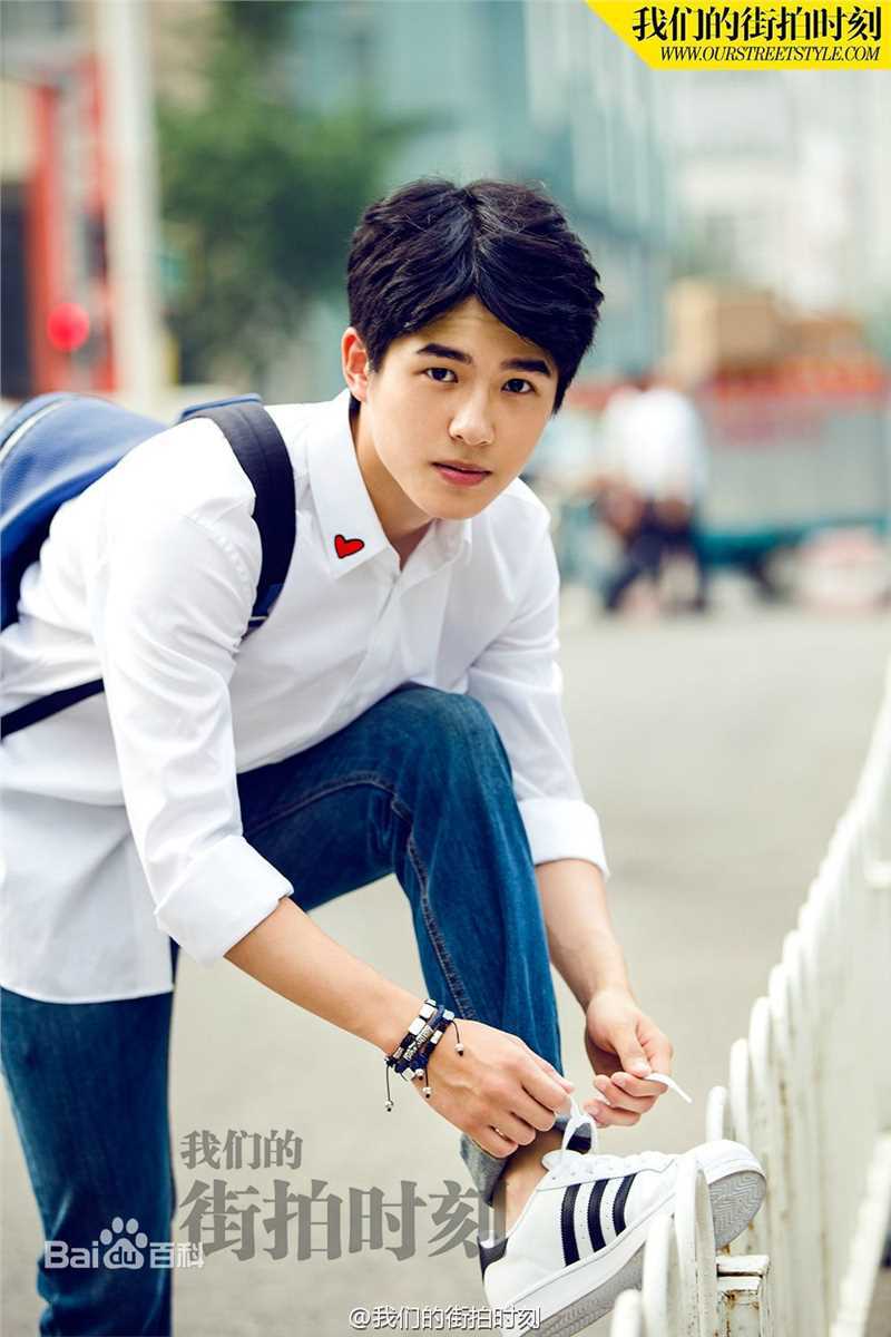 刘昊然街拍时刻生活照