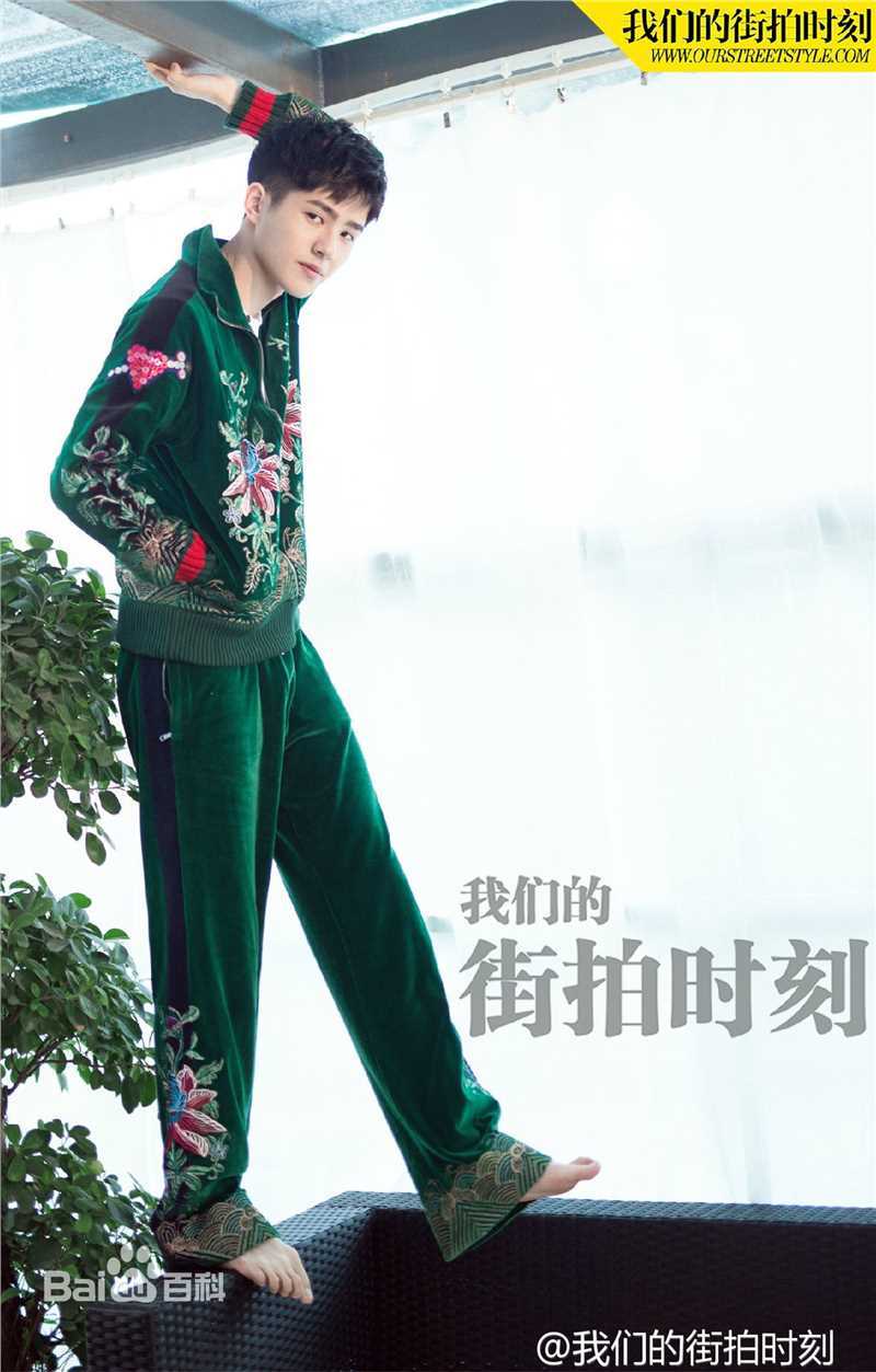 刘昊然街拍时刻生活照