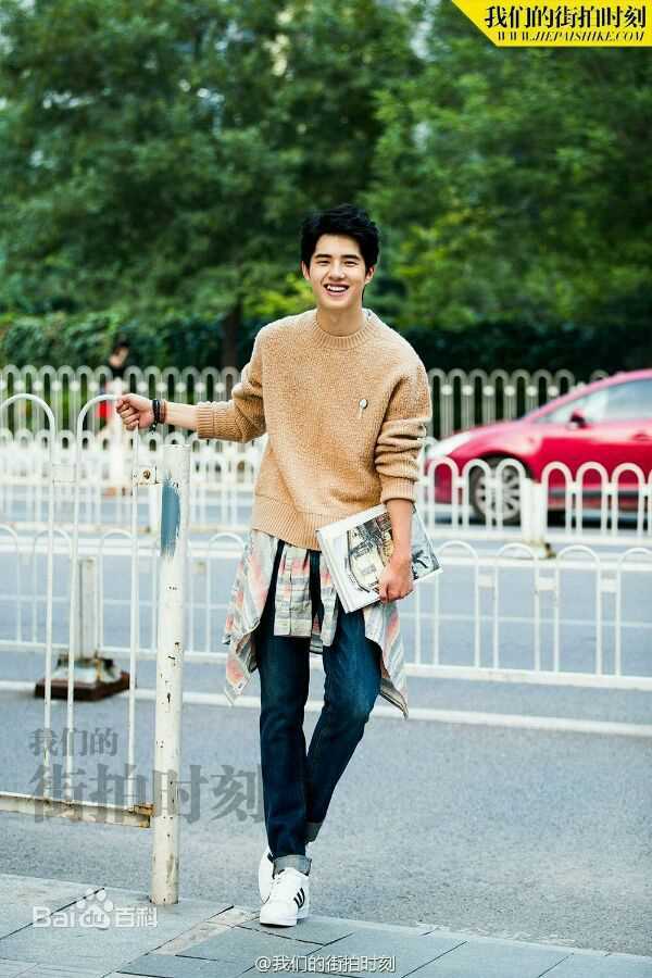 刘昊然街拍时刻生活照
