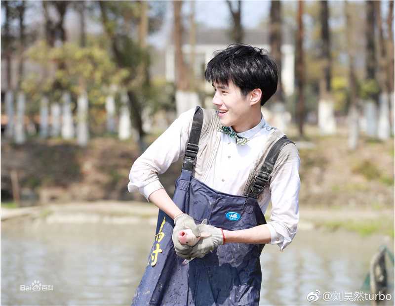 刘昊然-高能少年团图片图册