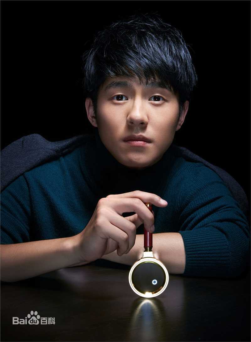 刘昊然芭莎男士BAZAAR Men's Style前后照片