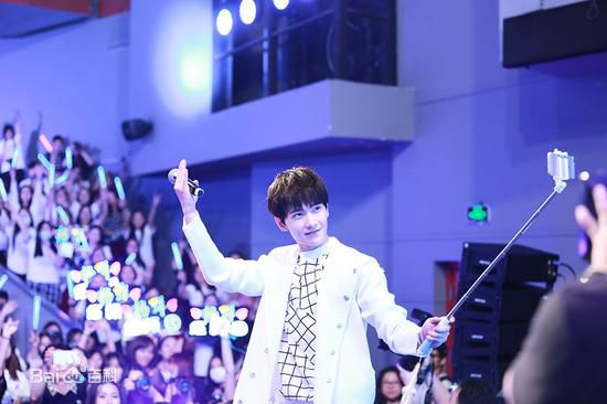 吴念真(Wen-ching Wu)”杨洋在，超自在“2015生日粉丝见面会壁纸壁纸