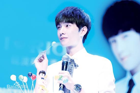 吴念真(Wen-ching Wu)”杨洋在，超自在“2015生日粉丝见面会壁纸壁纸