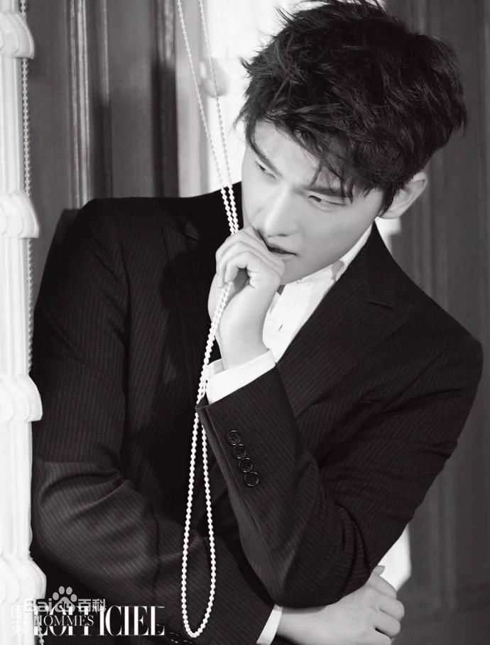 高清吴念真(Wen-ching Wu)在《时装lofficiel》中的图集