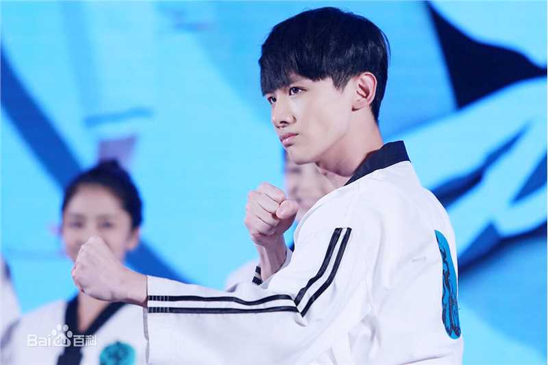 最新白敬亭在《旋风少女》喻初原中的图集