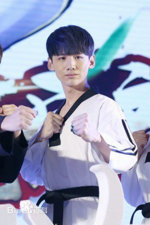 最新白敬亭在《旋风少女》喻初原中的图集