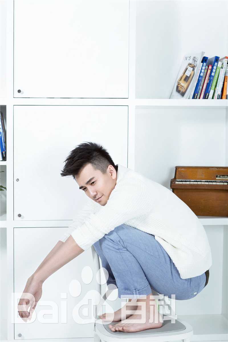 翟天临最新白色壁纸