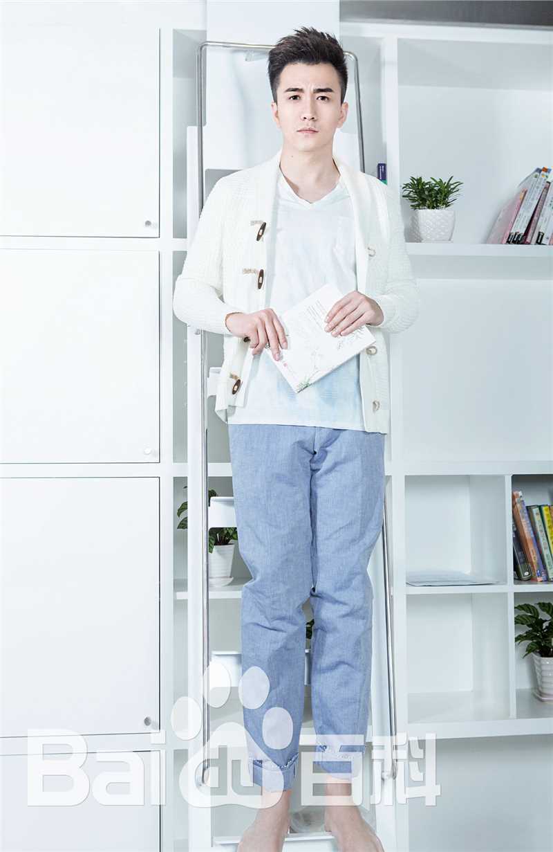 翟天临最新白色壁纸