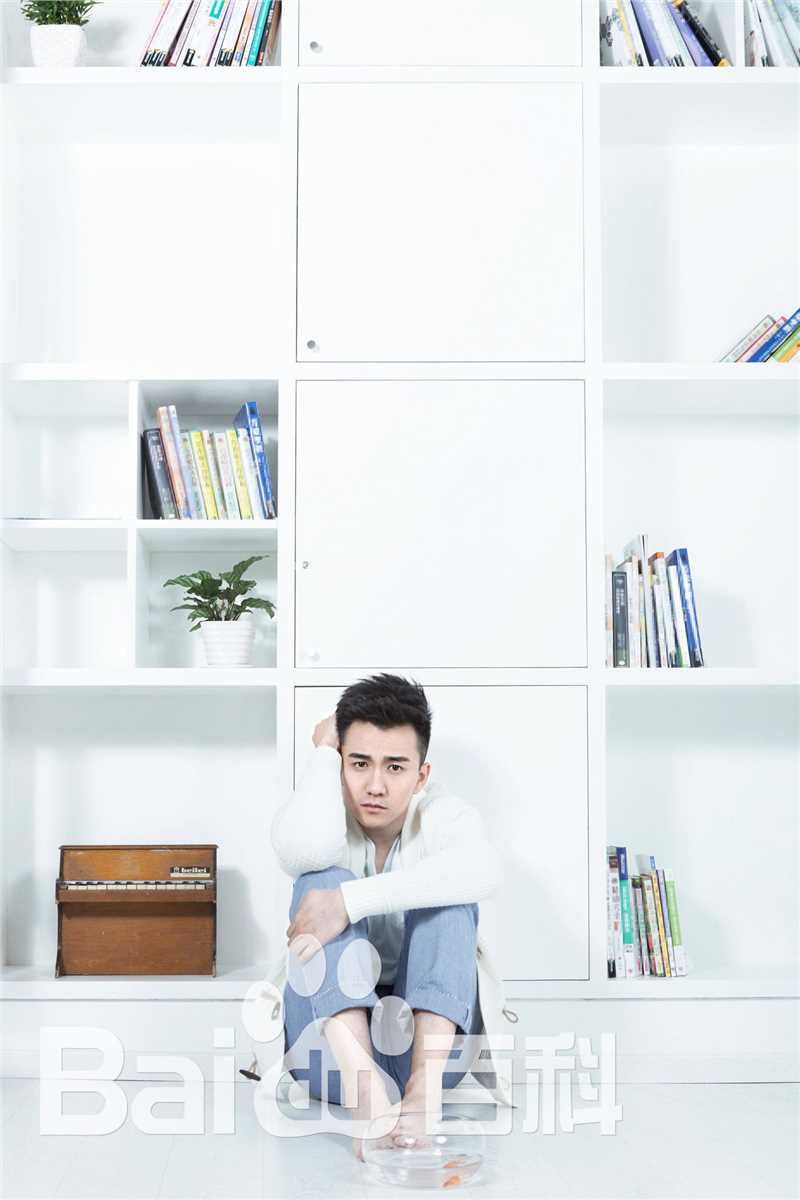 翟天临最新白色壁纸