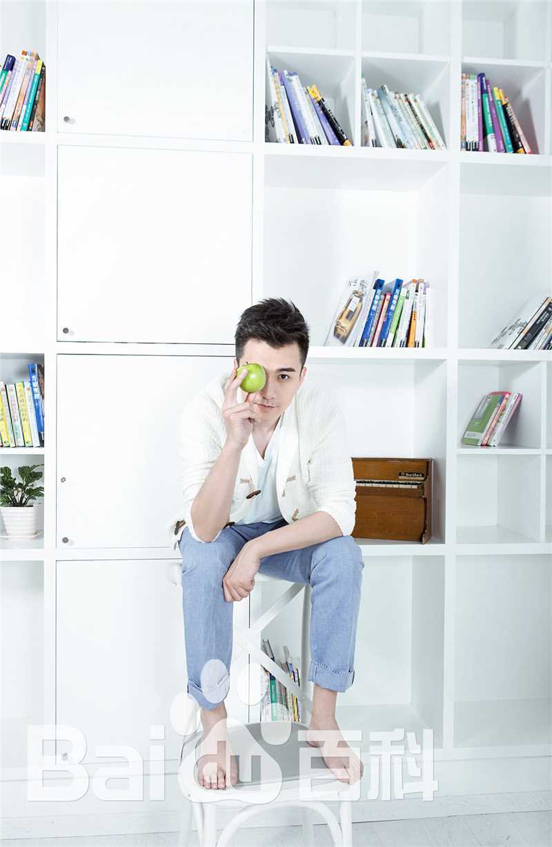 翟天临最新白色壁纸