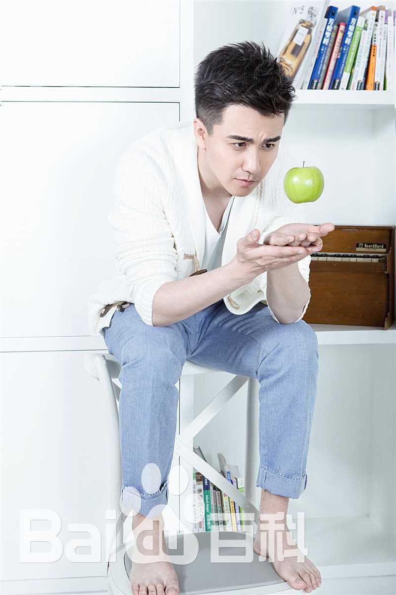 翟天临最新白色壁纸