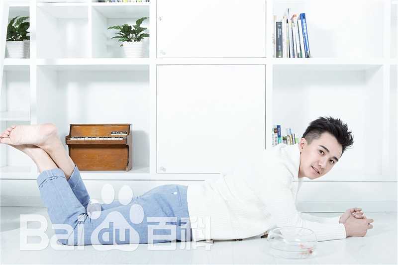 翟天临最新白色壁纸