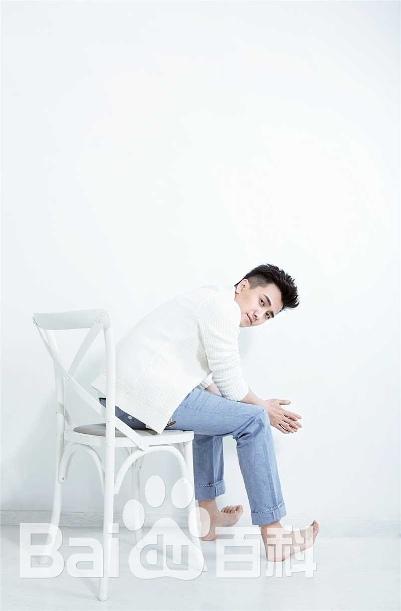 翟天临最新白色壁纸