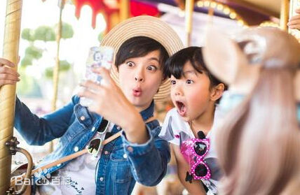 孙俪(Sun Li)与孩子们生活照