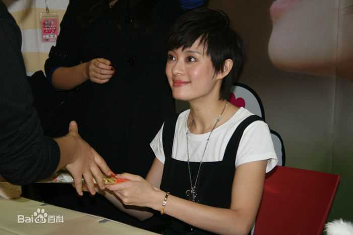 最全孙俪(Sun Li)在《带我回家》签售中的壁纸