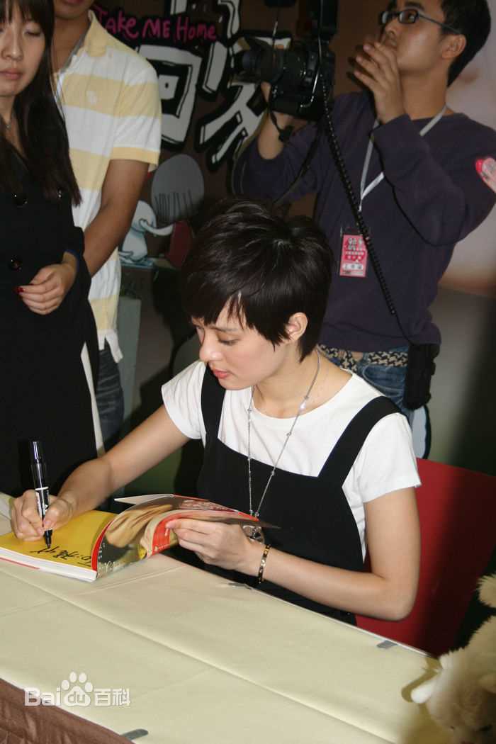 最全孙俪(Sun Li)在《带我回家》签售中的壁纸