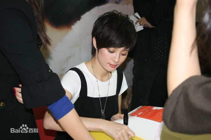 最全孙俪(Sun Li)在《带我回家》签售中的壁纸