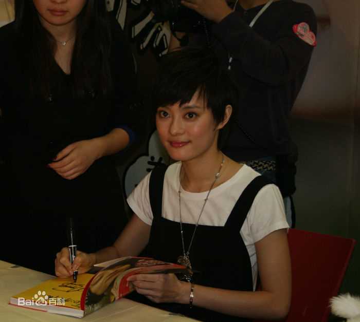 最全孙俪(Sun Li)在《带我回家》签售中的壁纸