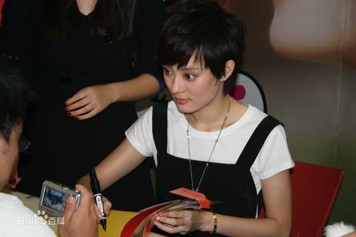 最全孙俪(Sun Li)在《带我回家》签售中的壁纸