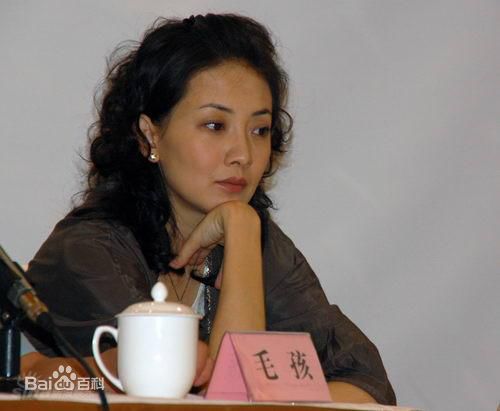 牛莉活动照性感图片壁纸