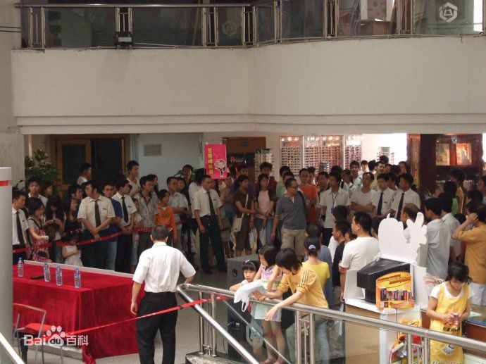 李承鹏(LiChengpeng)在《你是我的敌人》签售会中的