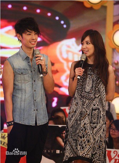 侯佩岑(Patty Hou)在主持《黄金舞台》（2011）中的