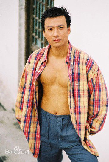 郭军(GuoJun)生活中的素颜照壁纸