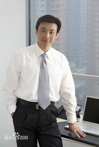 郭军(GuoJun)生活中的素颜照壁纸