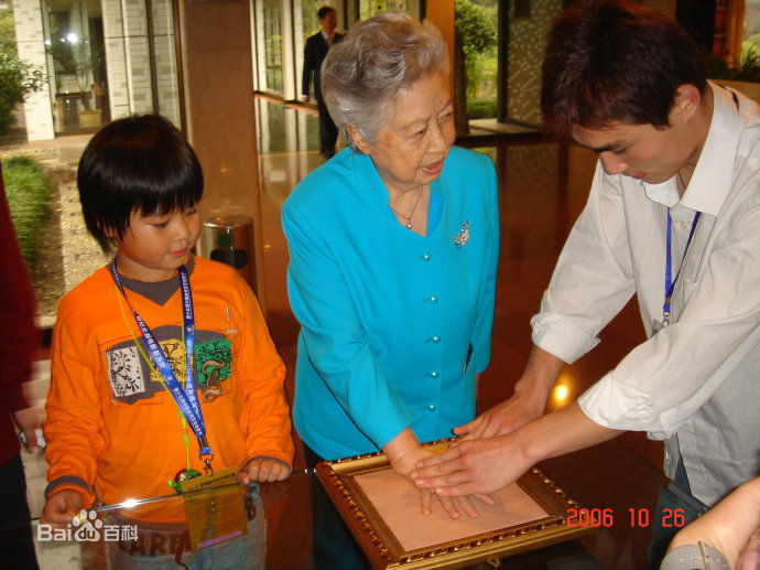 高清白小英楠图片