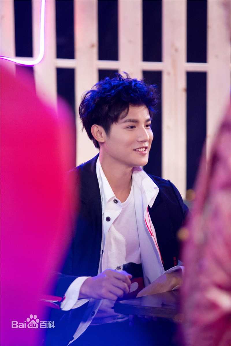 郑业成2018东方春晚壁纸壁纸