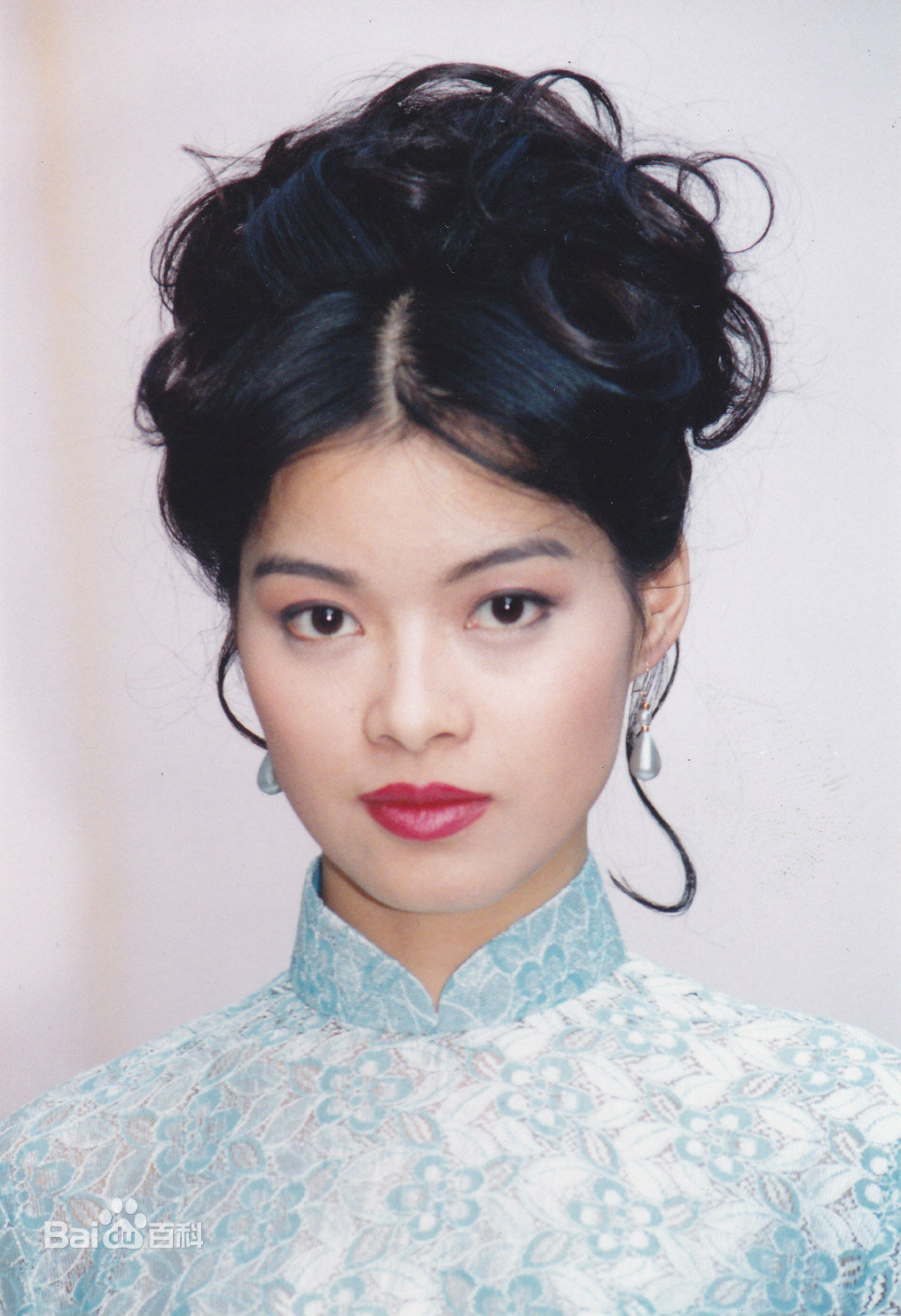 高清刘锦玲在《银狐》饰江凯伦中的图集