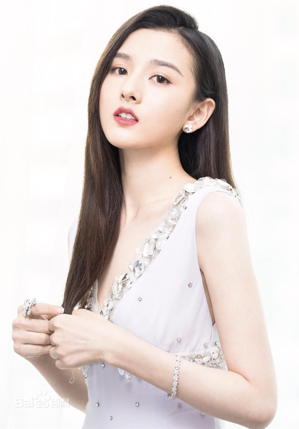 宋祖儿(lareina)概述图册前后照片