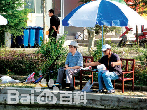 马崇乐的退休钓鱼生活前后照片