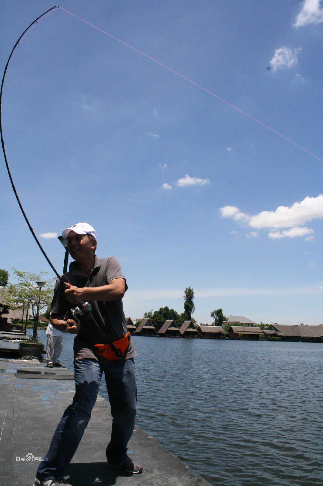 马崇乐的退休钓鱼生活前后照片
