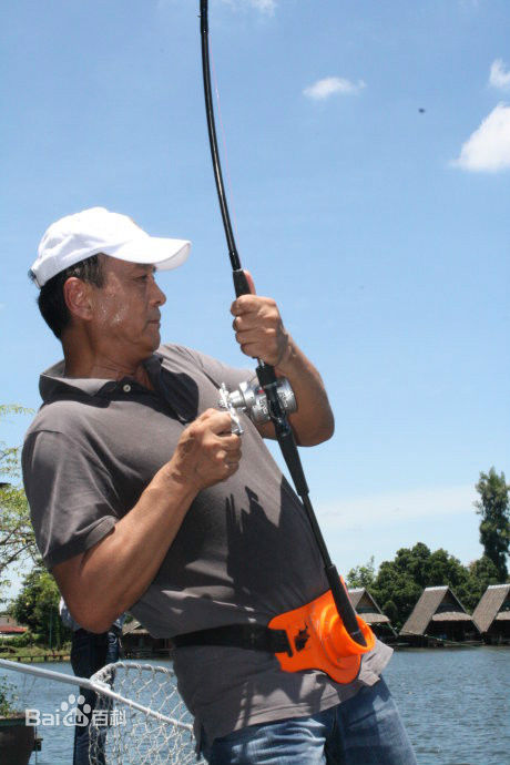 马崇乐的退休钓鱼生活前后照片