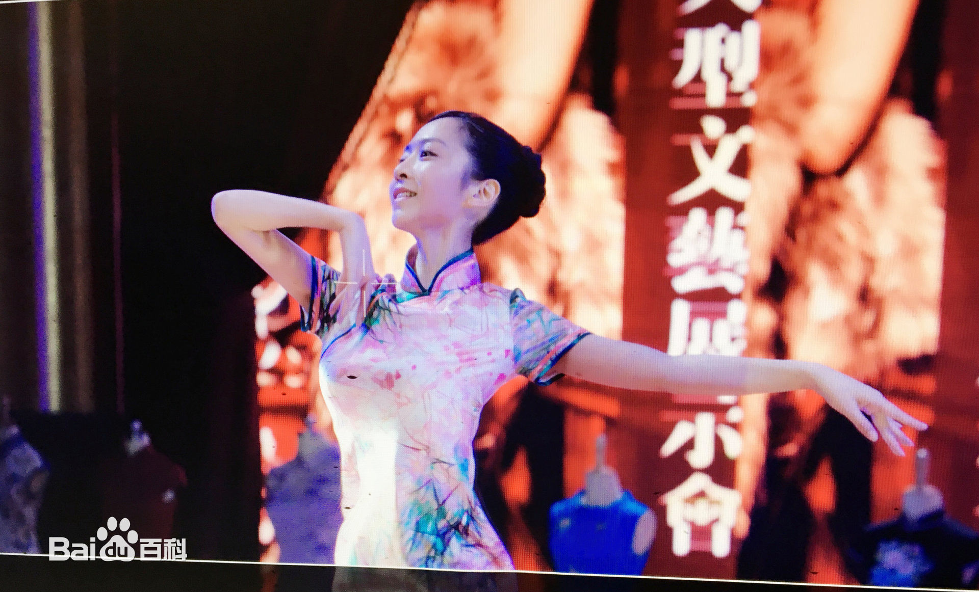 精选成琪在电影《旗袍先生》中的图册