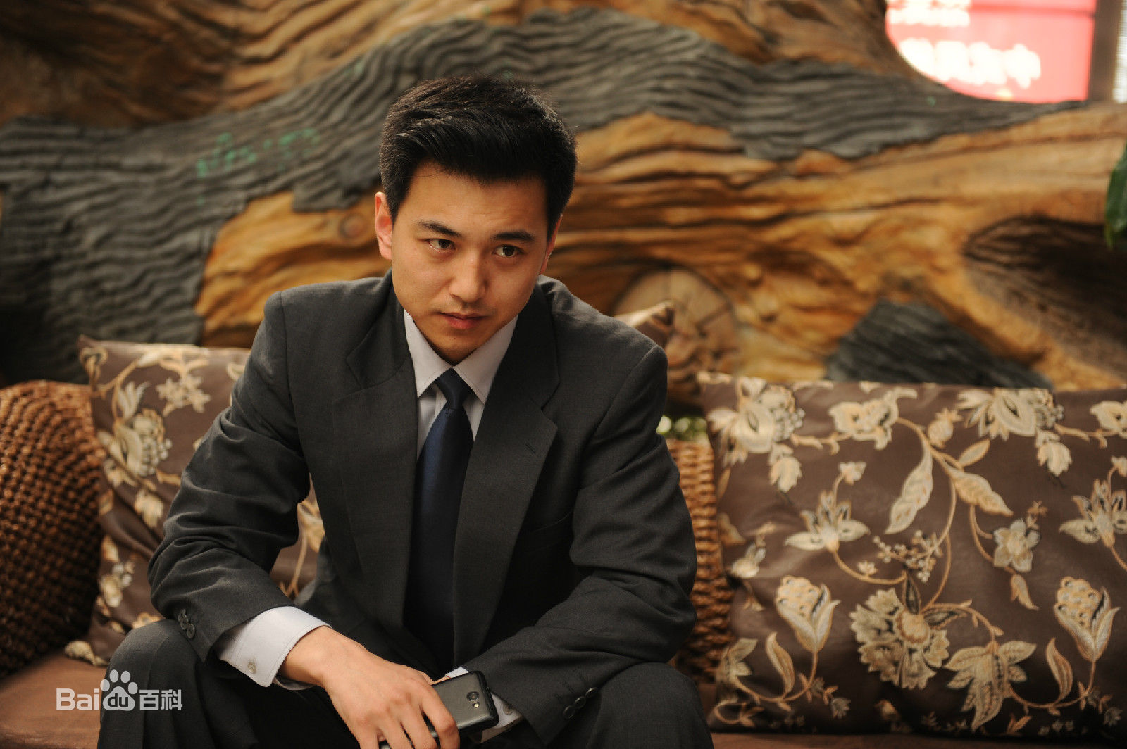 乌日根(Wuenigr)西装高清剧照